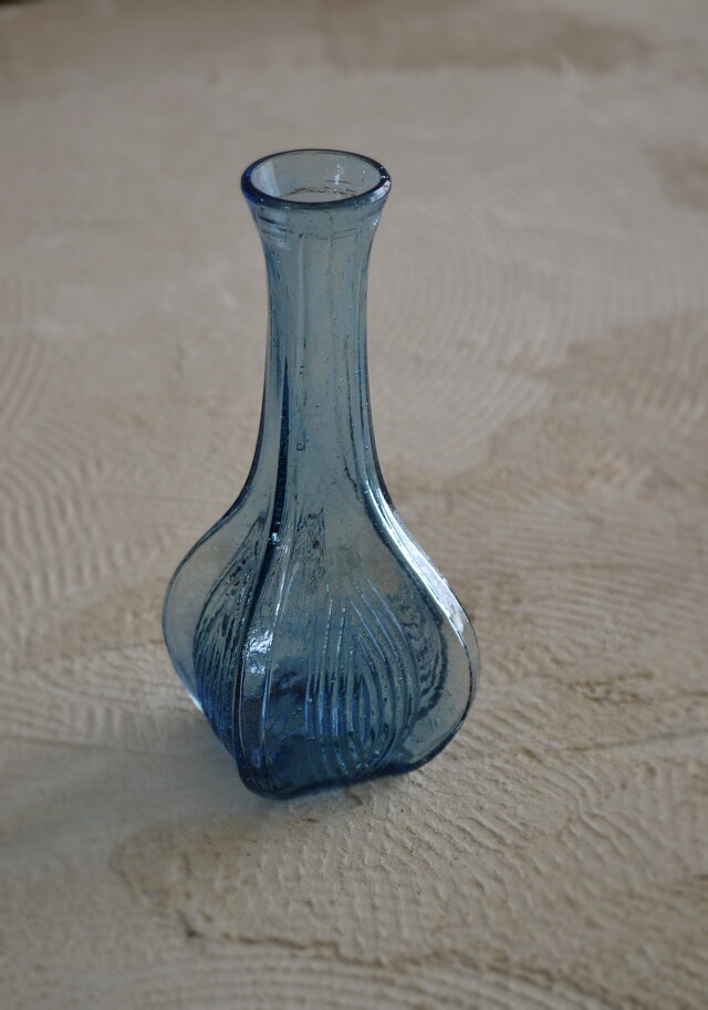 プレスガラス花瓶　一輪挿し　ガラス花瓶　ブルーガラス