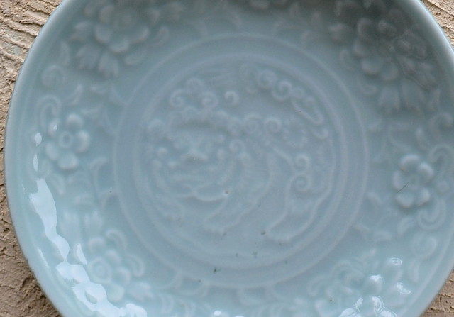 青磁牡丹獅子紋陽刻皿14.4ｃｍ