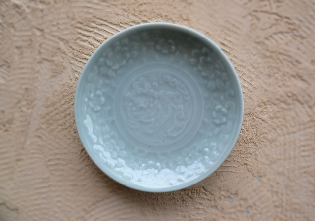 青磁牡丹獅子紋陽刻皿14.4ｃｍ