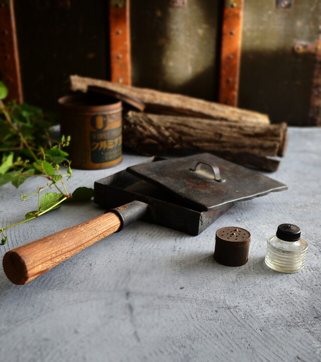 卵焼き器フライパンと塩コショウ入れと小瓶セット　古道具