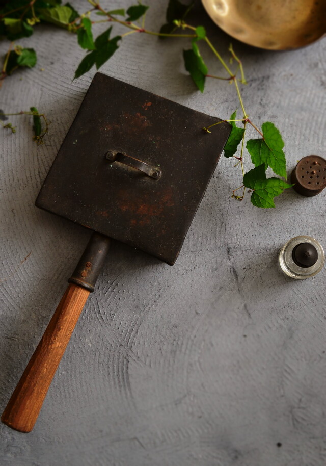 卵焼き器フライパンと塩コショウ入れと小瓶セット　古道具