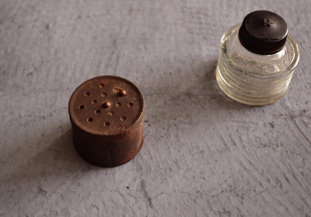 卵焼き器フライパンと塩コショウ入れと小瓶セット　古道具