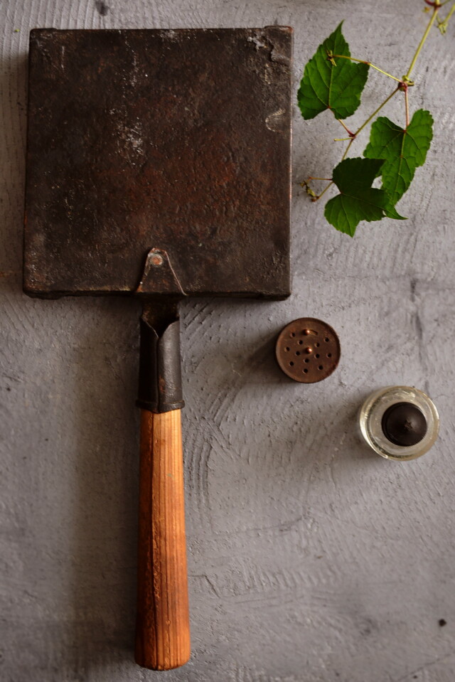 卵焼き器フライパンと塩コショウ入れと小瓶セット　古道具