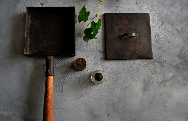 卵焼き器フライパンと塩コショウ入れと小瓶セット　古道具