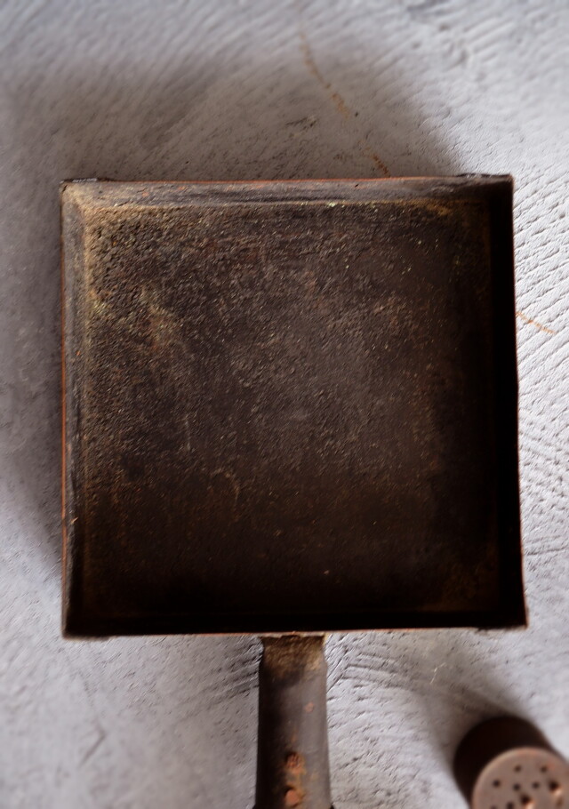 卵焼き器フライパンと塩コショウ入れと小瓶セット　古道具