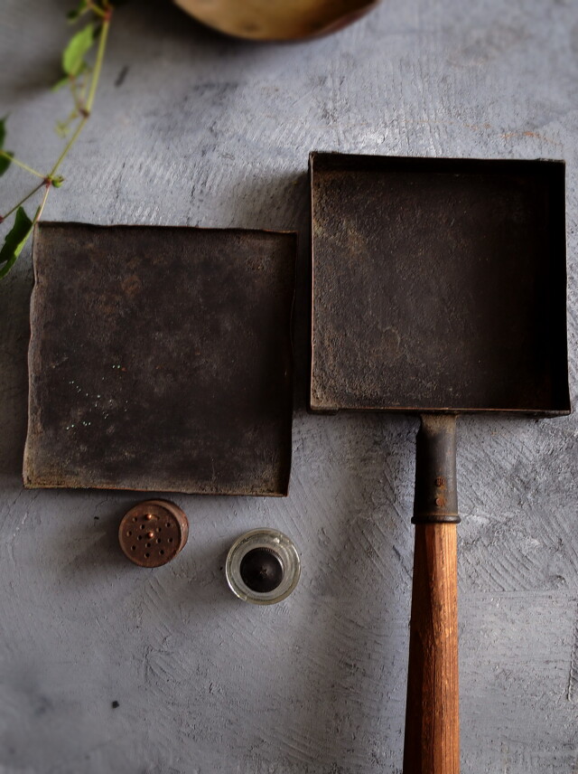 卵焼き器フライパンと塩コショウ入れと小瓶セット　古道具