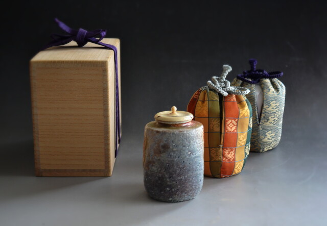 茶入信楽焼草土窯井伊宗観好の仕覆