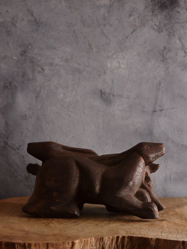 プリミティブアート　双兎　うさぎの彫刻