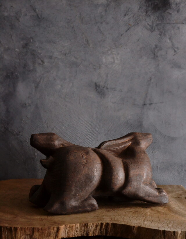 プリミティブアート　双兎　うさぎの彫刻