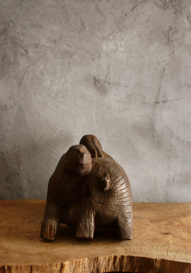 プリミティブアート　双兎　うさぎの彫刻