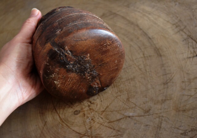 木製くりぬき小壺　うずくまる壺　アンティークウッド