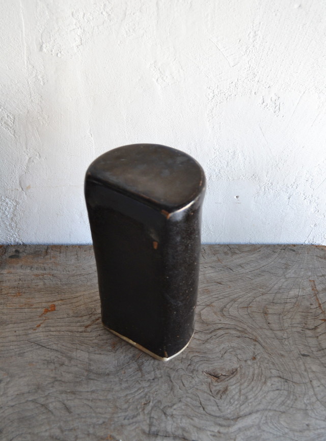 陶器　　枕　　瀬戸黒