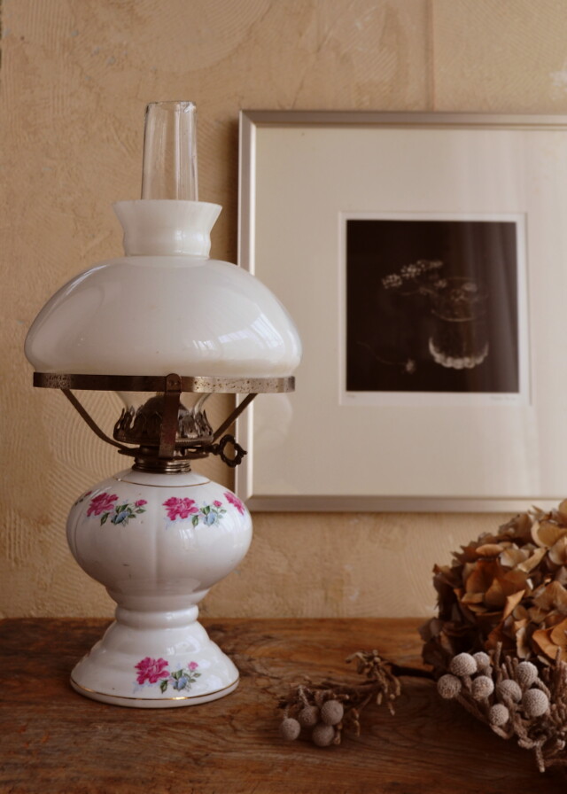 オイルランプ　陶製薔薇模様　ガラスホヤ　ランプ　インテリアランプ