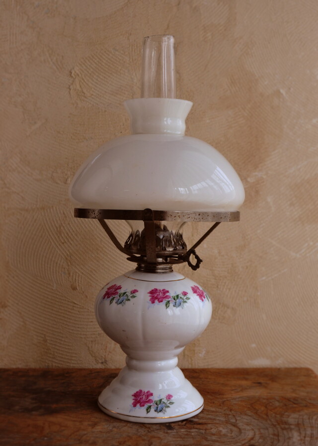 オイルランプ　陶製薔薇模様オイルランプ　ガラスホヤ　ランプ　インテリアランプ
