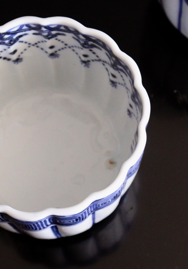 染付桶川花輪郭内瓔珞紋　筒鉢　手書き　古伊万里　筒茶碗　2客　火落とし