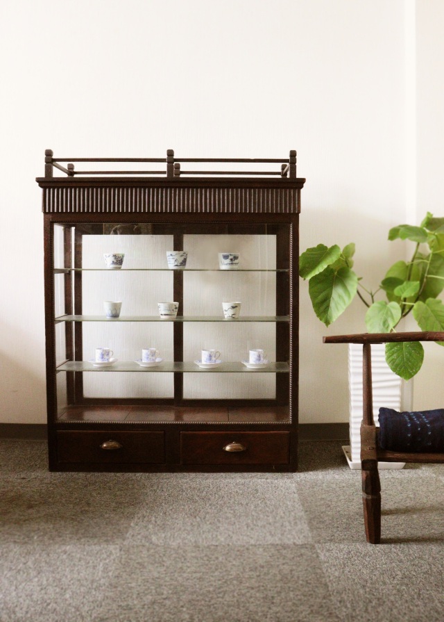 昭和レトロ　楕円形ガラス　ガラス加工　ショーケース　ガラスケース　貴重 昭和レトロ‼ 可愛らしい白タイルと上品な木枠で整えた4面ガラス