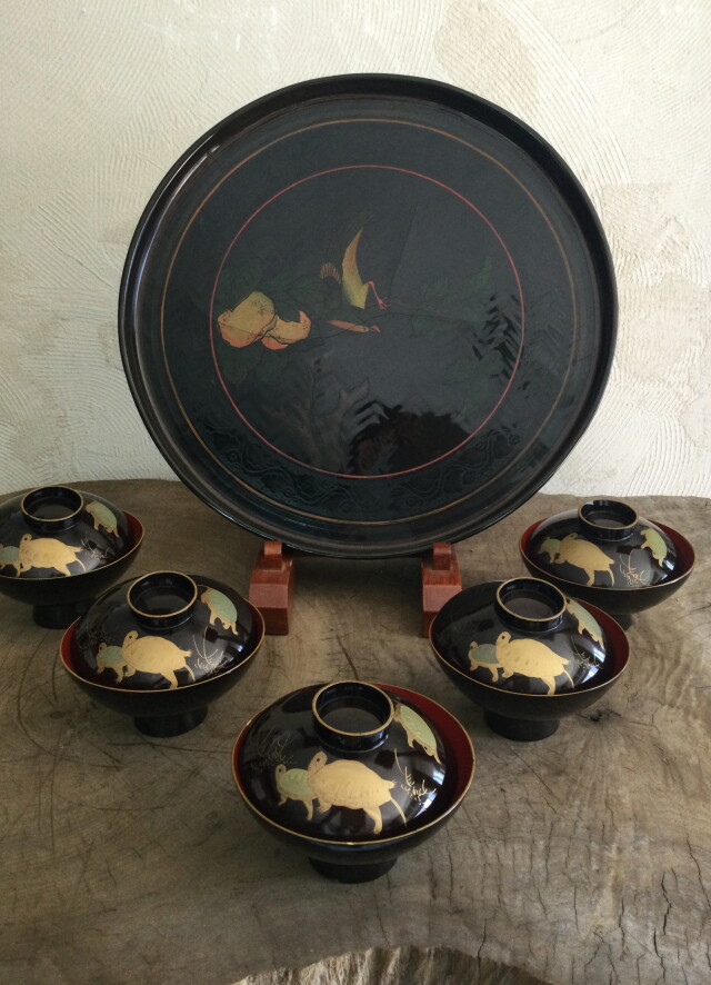 亀蒔絵漆蓋付碗五客と果実と鳥の蒔絵盆のセット