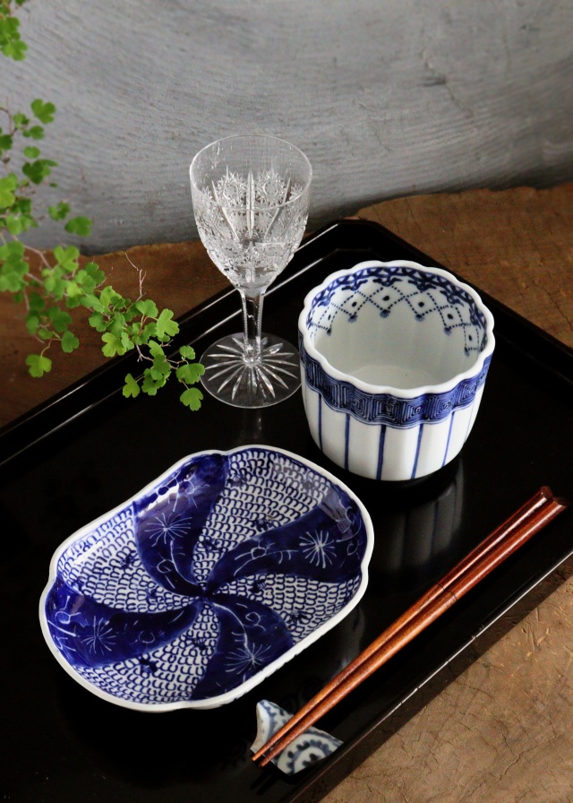 染付捻じり祥瑞微塵唐草墨はじき菊紋変形皿　焼物皿　長皿　取皿　和食器　伊万里
