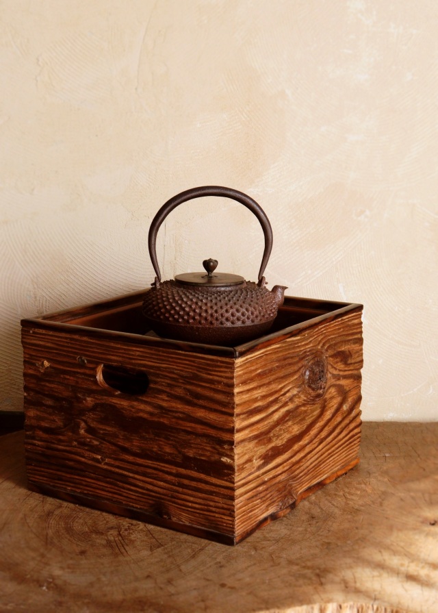 木目の綺麗な箱火鉢　手あぶり　民具　木製火鉢　卓上火鉢　古家具　風炉　民藝　角火鉢