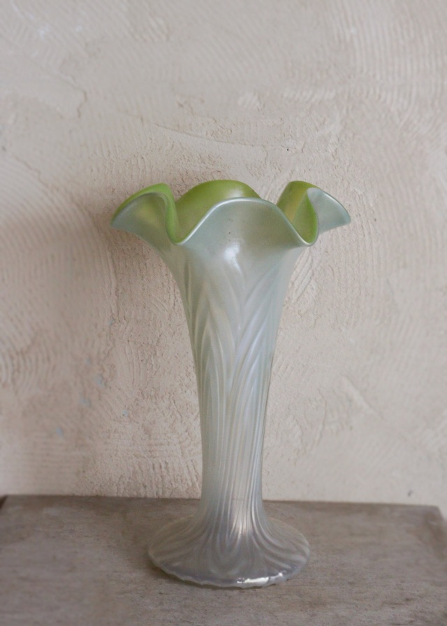 オパルセントガラスのフラワーベース アンティーク Antique