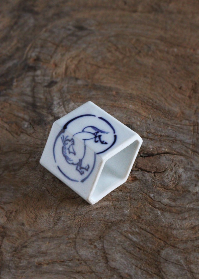 染付菱馬蓋置き　茶道具　蓋置　干支　午年　手書き染付