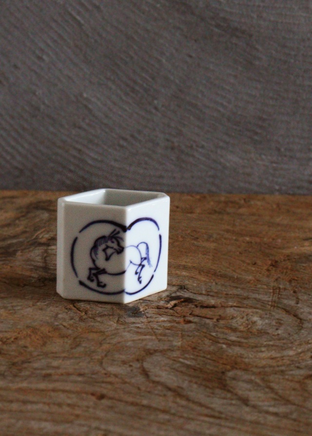 染付菱馬蓋置き　茶道具　蓋置　干支　午年　手書き染付