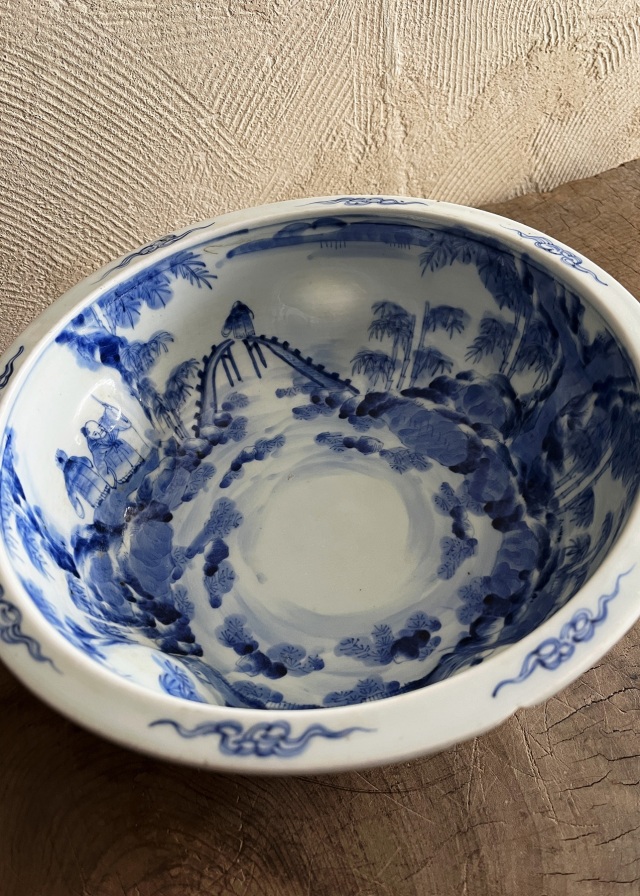 伊万里の大鉢藍が濃く綺麗な図柄です、 伊万里の大鉢藍が濃く綺麗な図柄です、