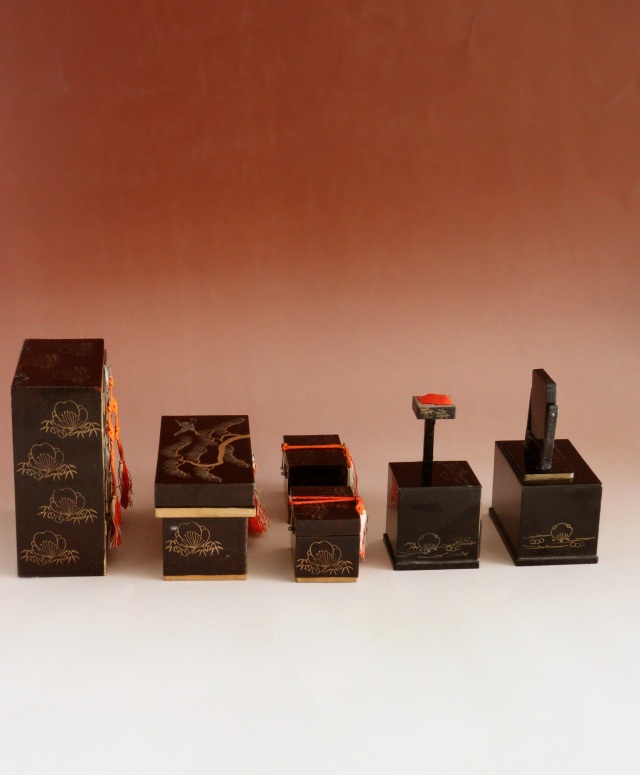 雛道具　蒔絵道具　雛人　鏡台　箪笥　長持　蒔絵道具　裁縫箱　雛人形道具　道具　ひな祭り