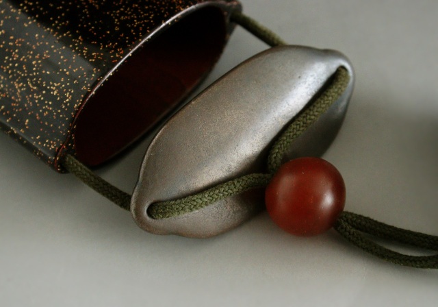 梨地漆ケース　煙草入れ　眼鏡ケース　キセルケース　アンティーク　装身具　茄子根付