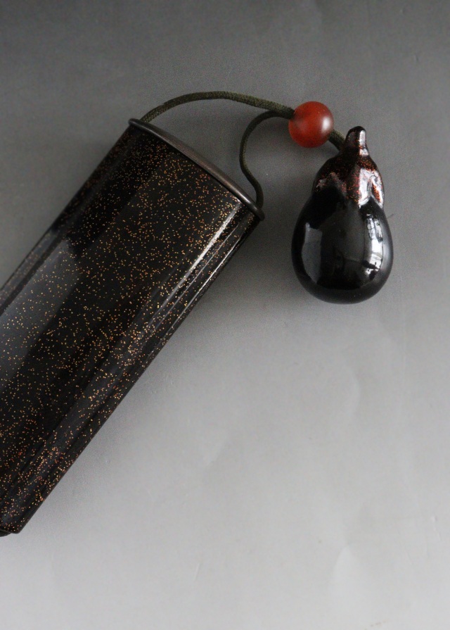 梨地漆ケース　煙草入れ　眼鏡ケース　キセルケース　アンティーク　装身具　茄子根付