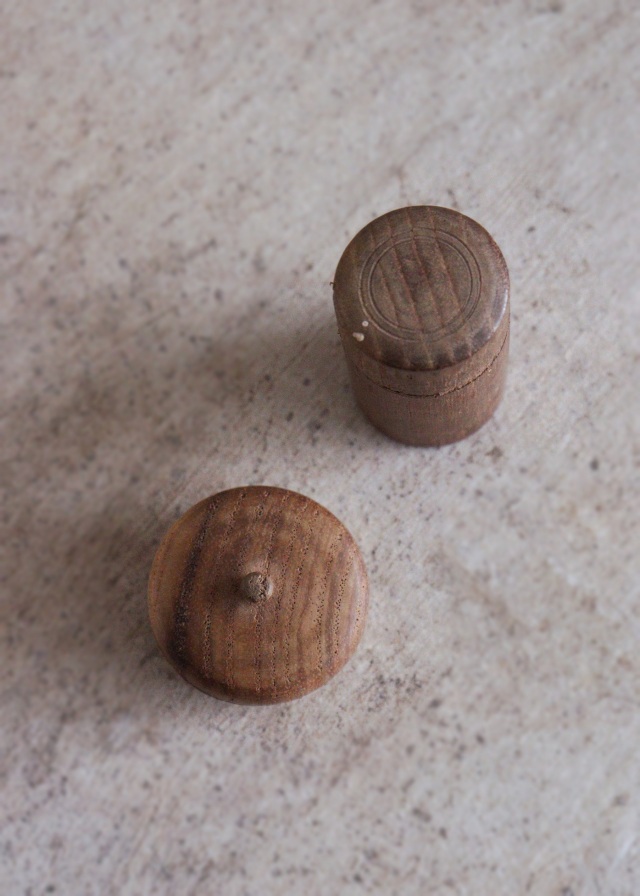 小さな小さな木製の急須セット　茶器セット　縮緬巾着袋付　ミニチュア　おままごと　