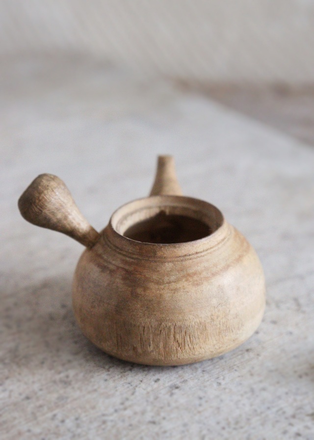 小さな小さな木製の急須セット　茶器セット　縮緬巾着袋付　ミニチュア　おままごと　
