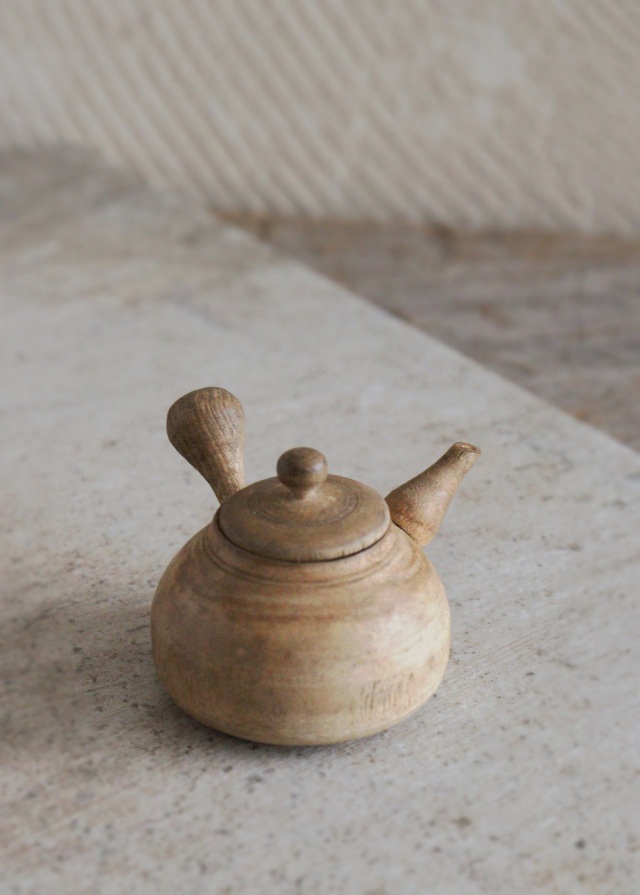 小さな小さな木製の急須セット　茶器セット　縮緬巾着袋付　ミニチュア　おままごと　