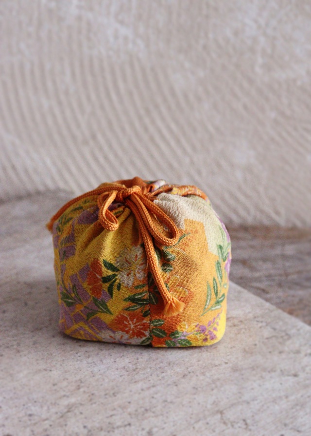 小さな小さな木製の急須セット　茶器セット　縮緬巾着袋付　ミニチュア　おままごと　