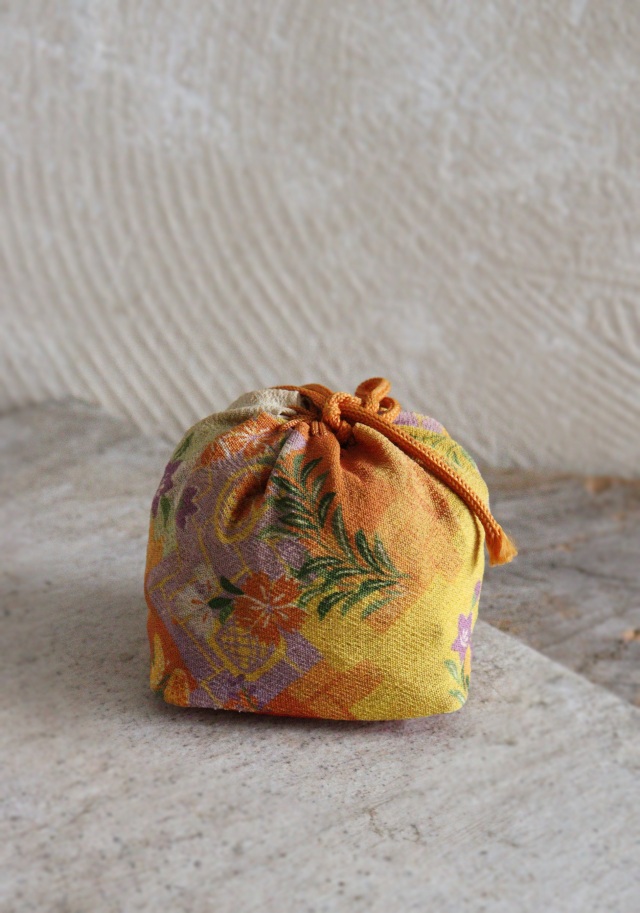小さな小さな木製の急須セット　茶器セット　縮緬巾着袋付　ミニチュア　おままごと　