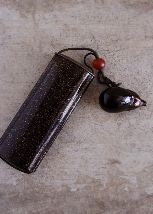 梨地漆ケース　煙草入れ　眼鏡ケース　キセルケース　アンティーク　装身具　茄子根付