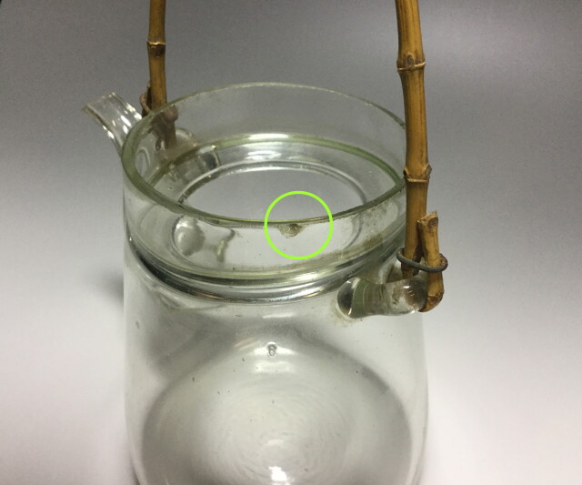 上品な細い竹の取手付ガラス水注